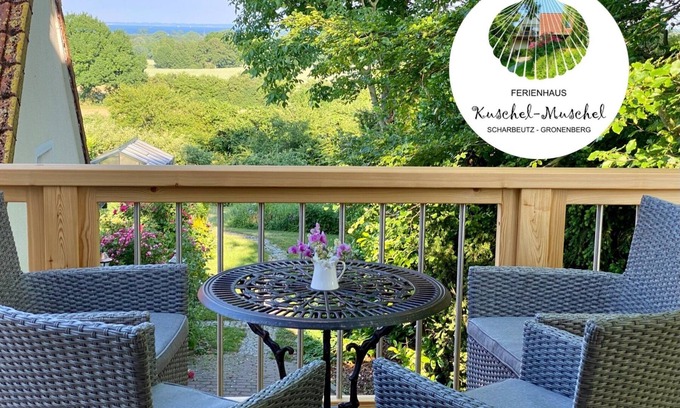 Gronenberg House | Holiday Home 'Kuschel-Muschel' with Sea View, Private Terrace and Wi-Fi