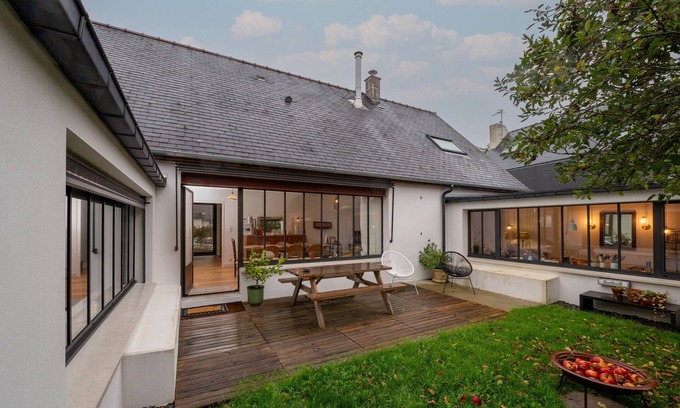 Larmor-Plage House | Holiday Home 'Maison Chaleureuse - La Cayola' with Private Garden, Stove and Wi-Fi