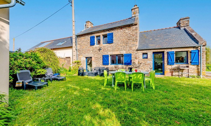 Le Conquet Cottage | Holiday Home 'Maison 6 Personnes Avec Piscine' with Private Pool and Wi-Fi