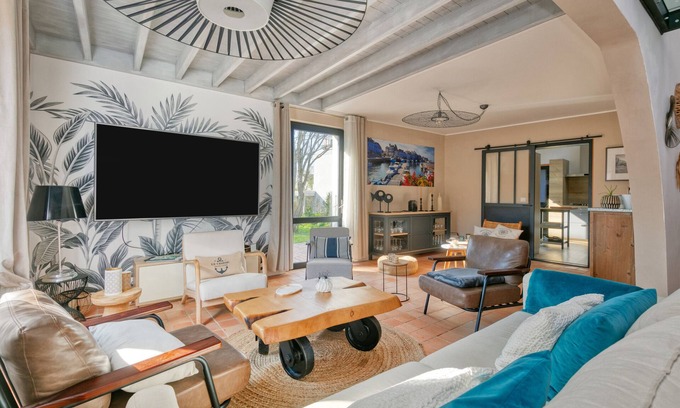 Le Croisic House | Holiday Home 'Maison Chaleureuse' with Private Terrace, Private Garden and Wi-Fi