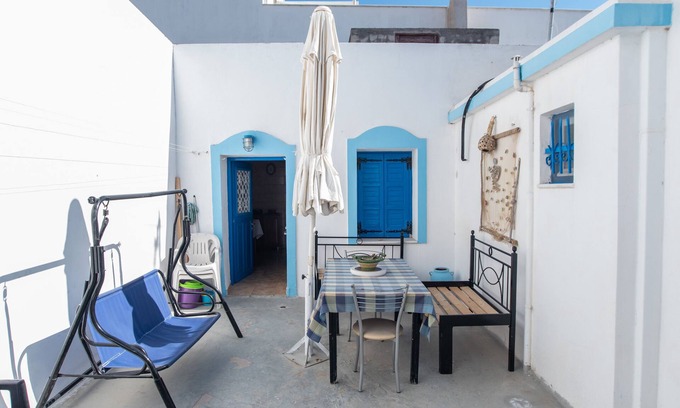 Vivlos House | Holiday Home 'Naxos Family House In Vivlos' with Sea View, Wi-Fi and Air Conditioning