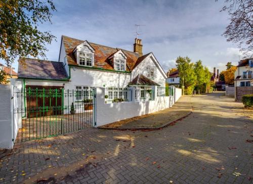 West Finchley Apartment | Holiday Home of the Month! Finchley, Sleeps 5