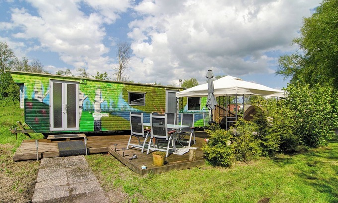 Detern House | Holiday Home 'Süßes Häuschen Am See' with Private Terrace and Private Garden