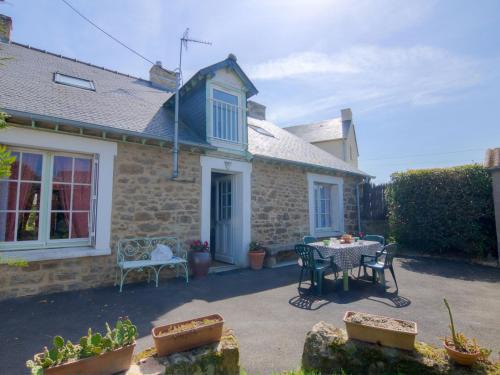 Saint-Ideuc House | Holiday Home Saint Ideuc by Interhome