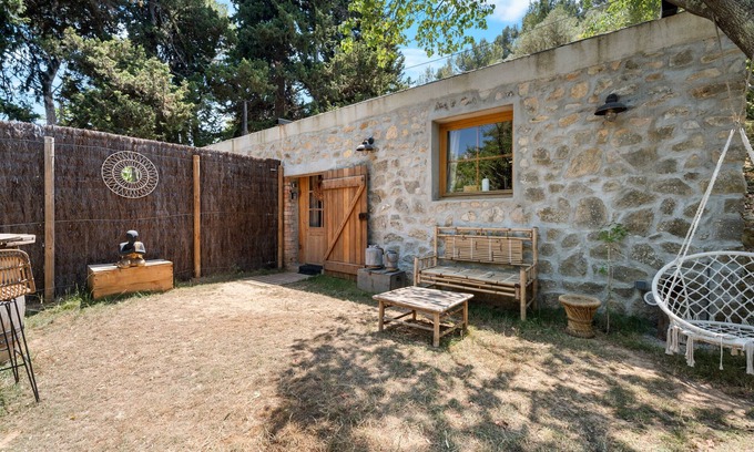 Toulon House | Holiday Home 'Samadhi' with Mountain View, Wi-Fi and Air Conditioning