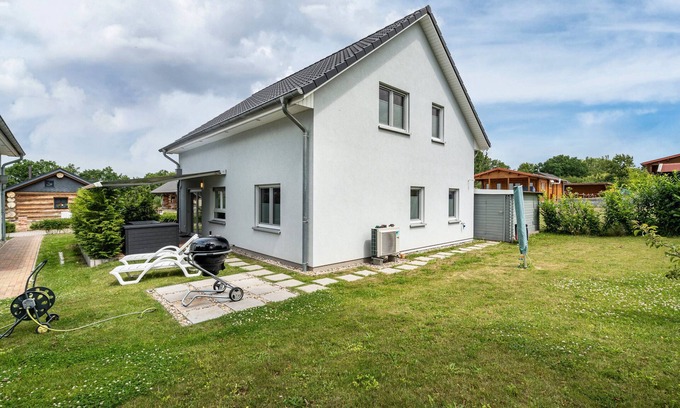 Gross Nemerow House | Holiday Home 'Seeglück 1 Am Tollensesee' with Lake View, Private Terrace and Wi-Fi