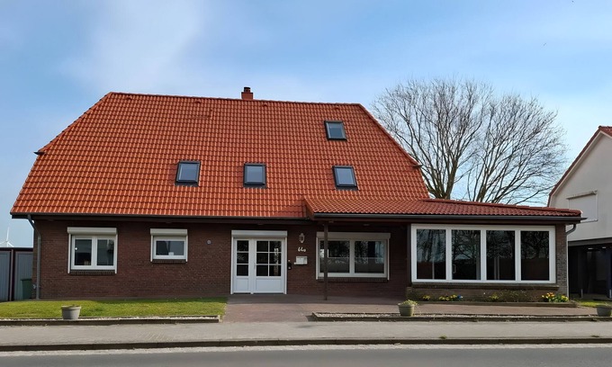 Friedrichskoog House | Holiday Home 'Timeout' with Private Terrace, Garden on the Canal, and Wi-Fi