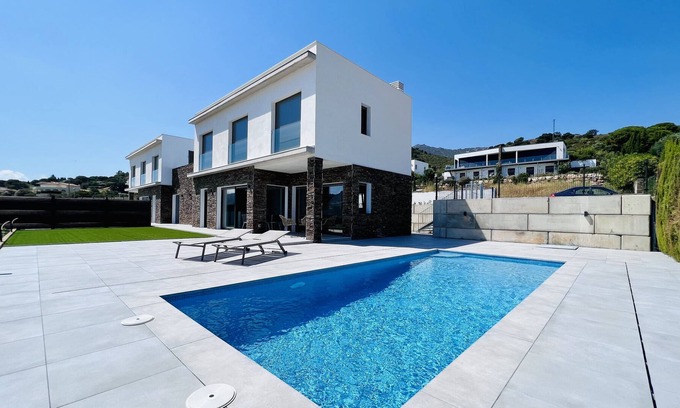 Port de la Selva Villa | Holiday Home Villa Perabeua with Pool, Garden & Wi-Fi