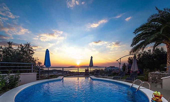 Moca House | Holiday home with an outdoor pool, air conditioning and Internet