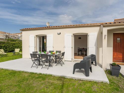 Vaux-sur-Mer House | Holiday Home Zephir by Interhome