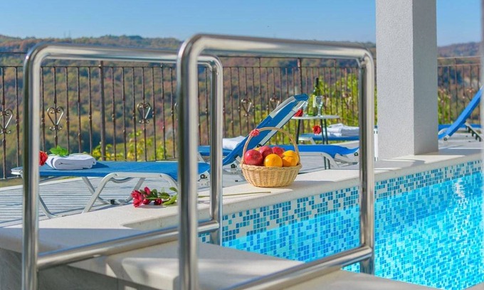 Pican House | Holiday House Panorama with shared pool/Apartment A3