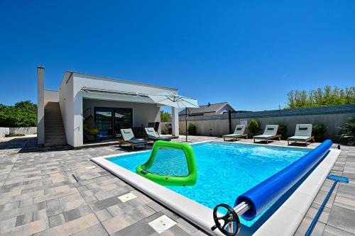 Privlaka House | Holiday house Sara with heated pool