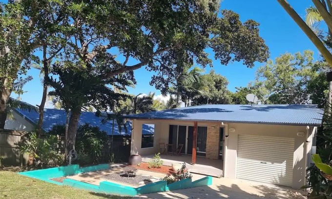 Eimeo House | Holiday house walking distance to the beach, private pool and parking