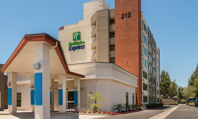 Northwest Anaheim Hotel | Holiday Inn Express Fullerton-Anaheim by IHG
