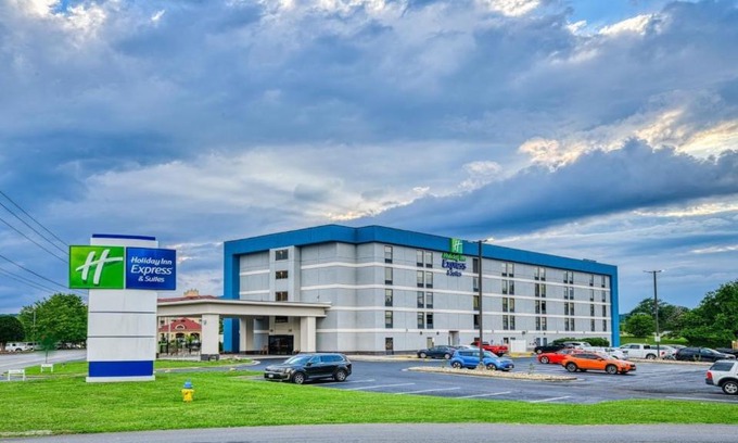 Pigeon Forge Resort | Holiday Inn Express Hotel & Suites Pigeon Forge by IHG