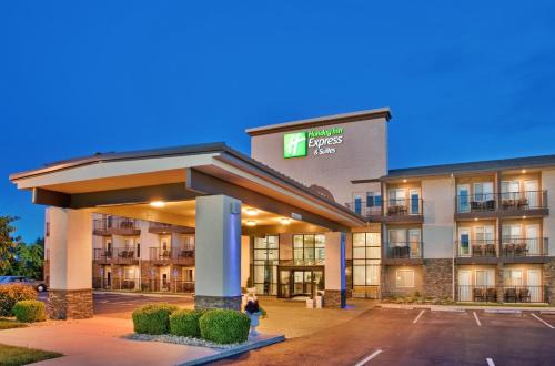 Branson Theater District Hotel | Holiday Inn Express Hotel & Suites Branson 76 Central by IHG