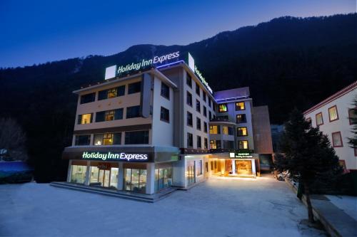 Jiuzhaigou Hotel | Holiday Inn Express Jiuzhaigou,Only 600 Meters to Jiuzhaigou Park by IHG