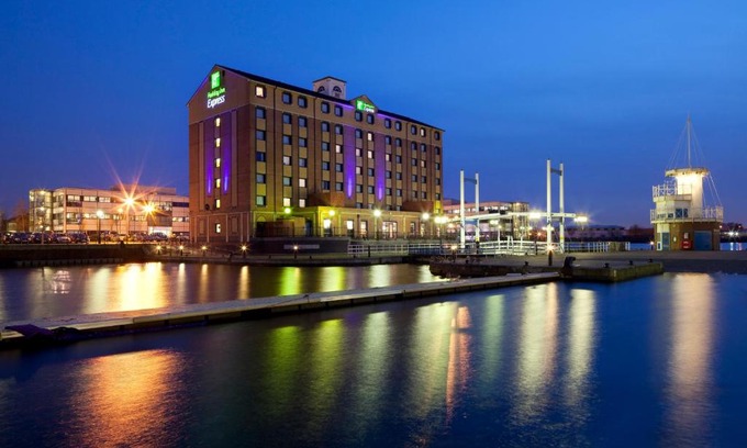 Salford Hotel | Holiday Inn Express Manchester - Salford Quays by IHG