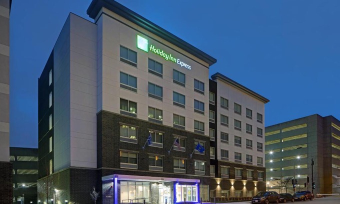 East Town Hotel | Holiday Inn Express - Milwaukee Downtown by IHG