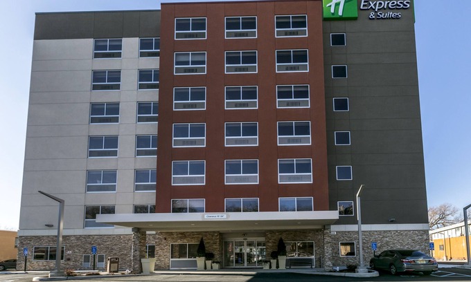 Jersey City Hotel | Holiday Inn Express & Suites Jersey City North - Hoboken by IHG