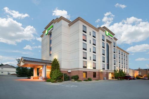 Bloomington Hotel | Holiday Inn Express & Suites Bloomington by IHG