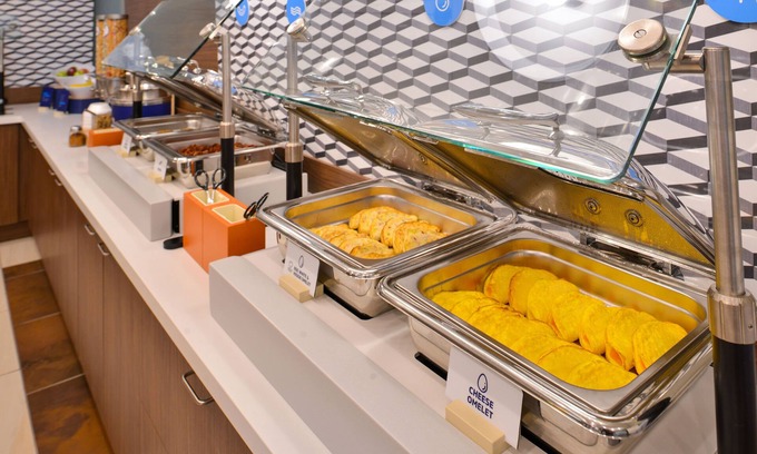 New Berlin Hotel | Holiday Inn Express & Suites New Berlin by IHG