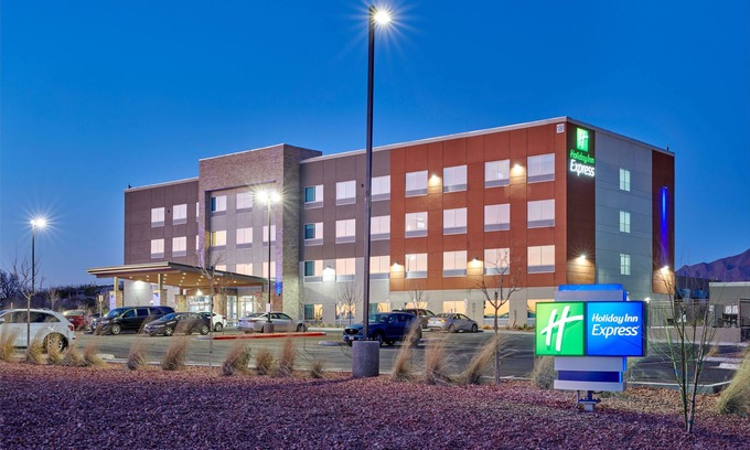 El Paso Hotel | Holiday Inn Express & Suites El Paso - Sunland Park Area by IHG