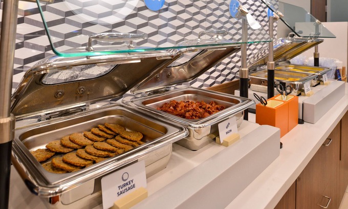 Raisin Hotel | Holiday Inn Express & Suites Fresno Airport by IHG