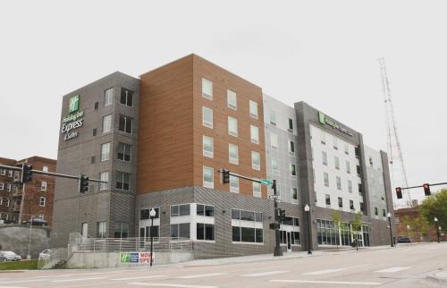 Downtown Omaha Hotel | Holiday Inn Express & Suites Omaha Downtown Old Market by IHG