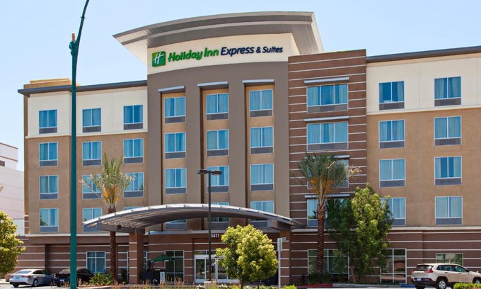 Anaheim Resort Hotel | Holiday Inn Express & Suites Anaheim Resort Area by IHG