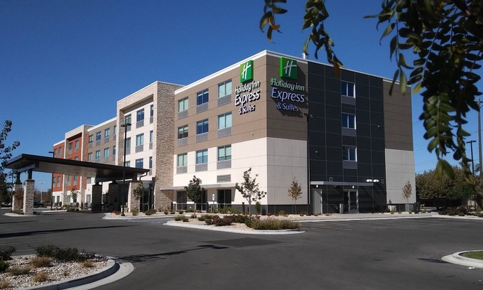 Boise Hotel | Holiday Inn Express & Suites Boise Airport by IHG