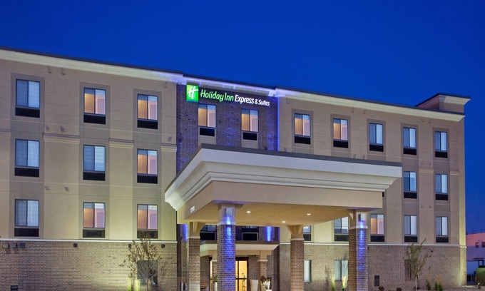 Highlands Hotel | Holiday Inn Express & Suites Lincoln Airport by IHG