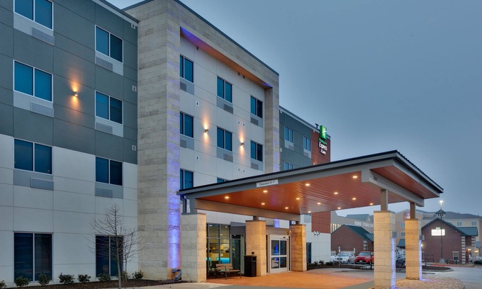 Plano Hotel | Holiday Inn Express & Suites Plano East - Richardson by IHG