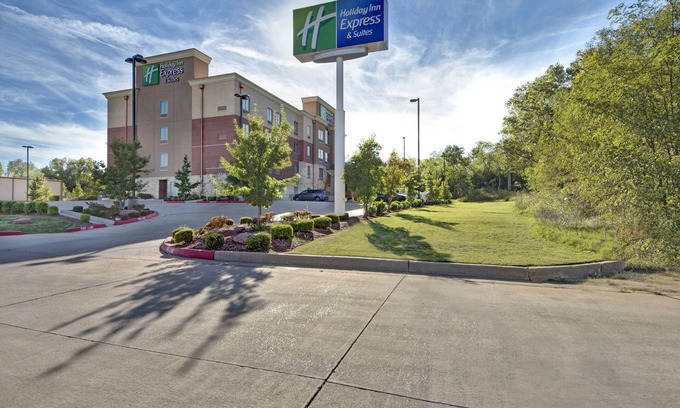 Oklahoma City Hotel | Holiday Inn Express & Suites Oklahoma City North by IHG