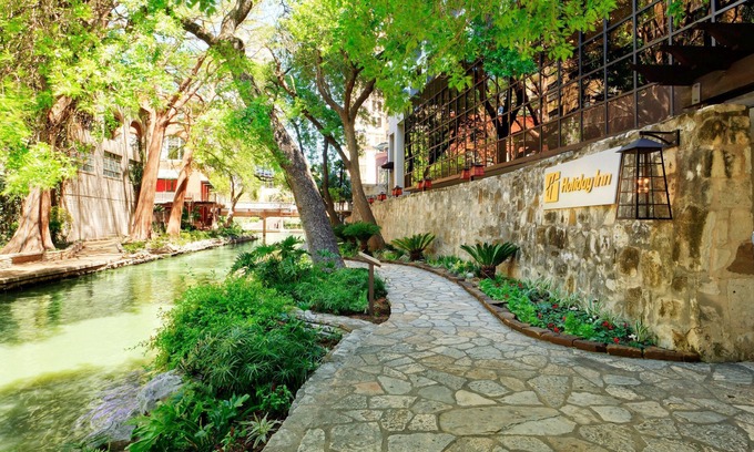 Downtown San Antonio Hotel | Holiday Inn San Antonio - Riverwalk by IHG