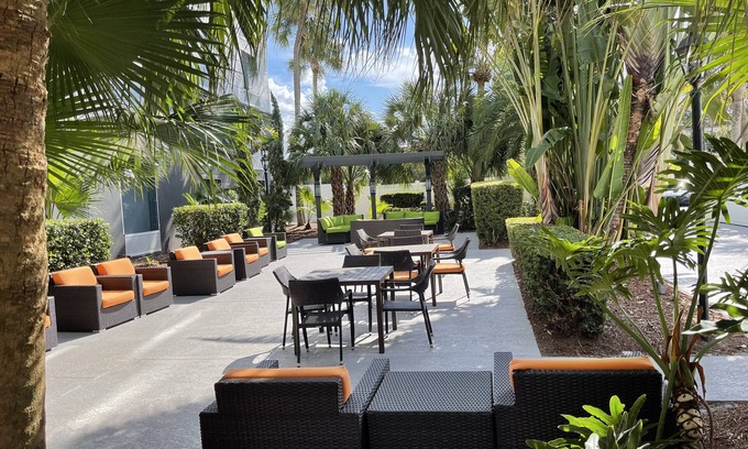 Florida Center Hotel | Holiday Inn & Suites Across From Universal Orlando by IHG