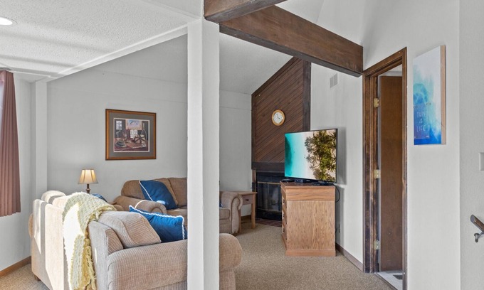 Osage Beach Villa | Holiday Shores 31 - Beautiful Villa with Resort Amenities!
