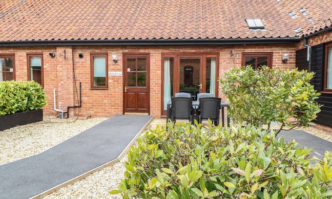 Wood Norton Cottage | HOLLY BERRY, family friendly, with a garden in Wood Norton