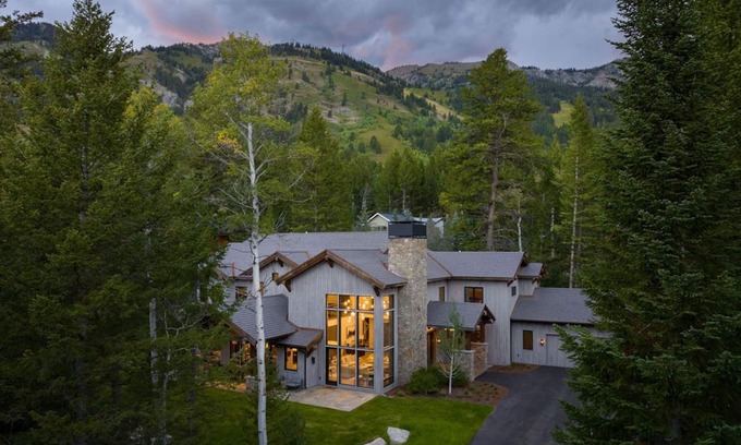 Teton Village House | Holly Haven - 6 Bedroom Luxury Home - Hot Tub and Pool Access