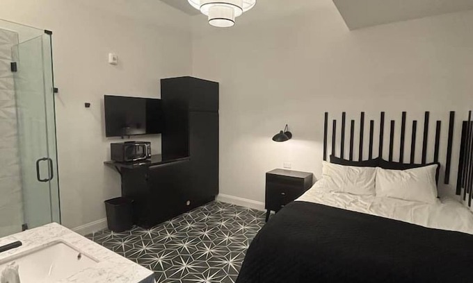 Downtown Louisville Apartment | Hollyhock Suite 509: 1 bed/1 bath