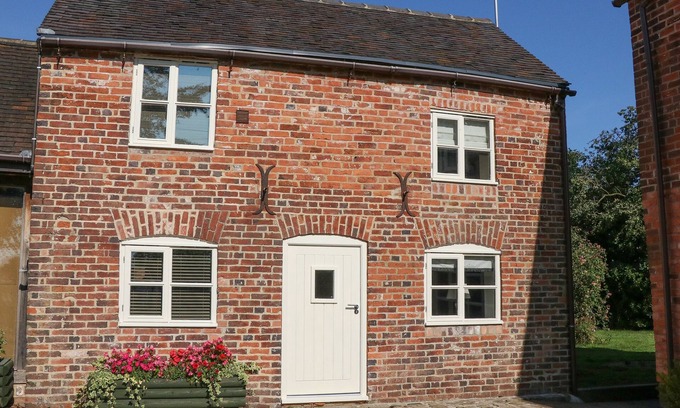 Forsbrook Cottage | HOLLYS BARN, pet friendly, luxury holiday cottage in Fulford