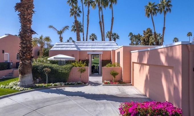 Palm Desert Resort | Hollywood Regency Style with Stunning Views - GOLF available!