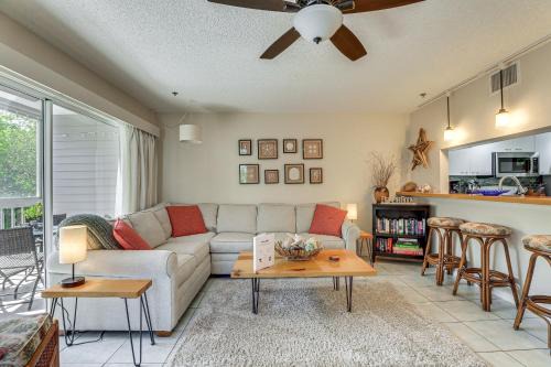 Holmes Beach House | Holmes Beach Condo Near Anna Maria Pool Access!