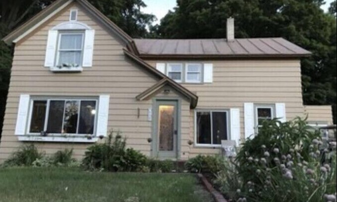 Central Lake House | Home 2 blocks from lake