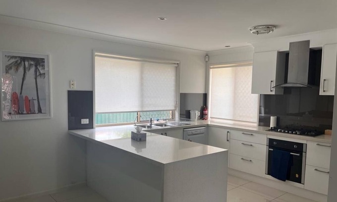 Calamvale House | Home away from Home- Fit for family or single-Business or leisure