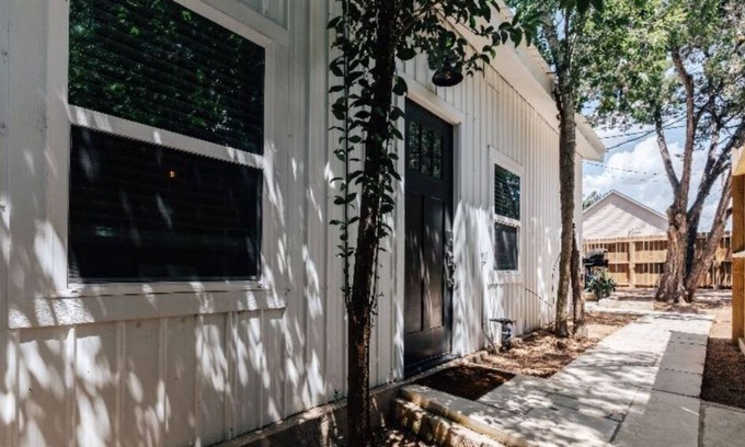 Hudson Bend Cottage | Home Away From Home-The Krow's Nest Cottage Close to Lake Travis, Pet-Friendly