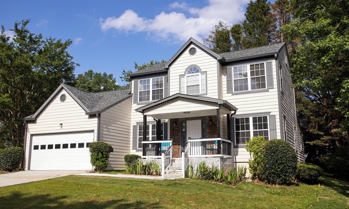 Johns Creek House | Home Away From Home! Johns Creek, 4BD, Sleeps 8, Chef's Kitchen, Office, Garage!