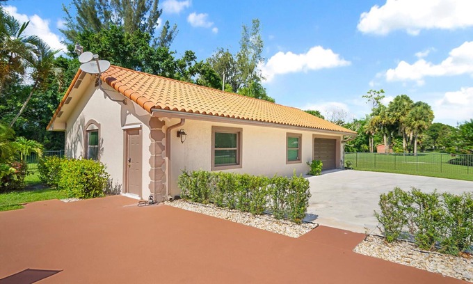 Wellington House | Home Away from Home Dainty and Quaint cottage with pool on one acre lot