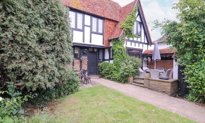 Clacton-on-Sea Cottage | HOME BY THE SEA, pet friendly, with open fire in Clacton-On-Sea