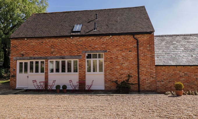 Todenham Cottage | HOME FARM BARN, pet friendly, with a garden in Moreton-In-Marsh
